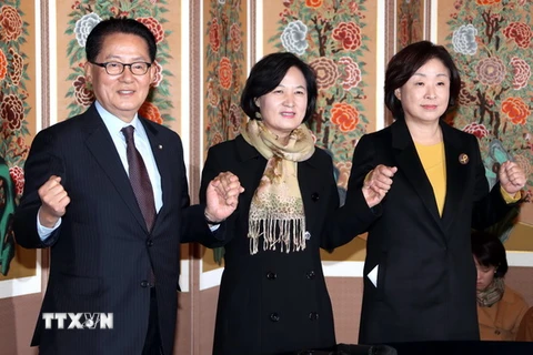 Lãnh đạo đảng Dân chủ đối lập Choo Mi-ae (giữa) tại Seoul. (Nguồn: EPA/TTXVN)