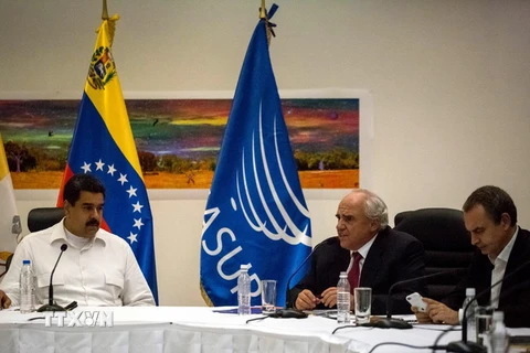 Tổng thống Venezuela Nicolas Maduro (trái) trong cuộc đối thoại với đại diện phe đối lập ở thủ đô Caracas. (Nguồn: EPA/TTXVN)