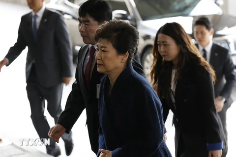 Bà Park Geun-hye (trước) tới văn phòng công tố ở Seoul để phục vụ công tác điều tra. (Nguồn: AFP/TTXVN)