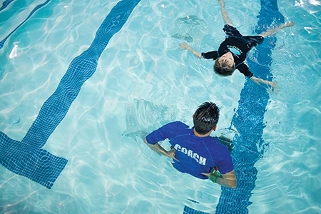 Dạy bơi cho trẻ tự kỷ. (Nguồn: sanantoniomag.com)