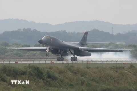 Máy bay ném bom chiến lược siêu thanh B-1B Lancer hạ cánh tại Căn cứ không quân Osan ở Pyeongtaek, phía Nam Seoul. (Nguồn: Yonhap/TTXVN)