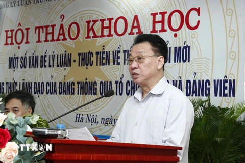 Giáo sư-tiến sỹ Phùng Hữu Phú, Phó Chủ tịch Thường trực Hội đồng Lý luận Trung ương trình bày báo cáo đề dẫn. (Ảnh: Văn Điệp/TTXVN)