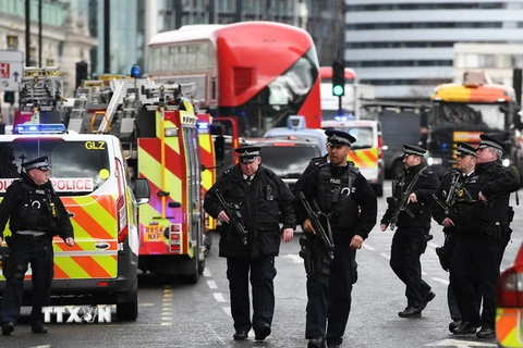 Cảnh sát Anh phong tỏa hiện trường vụ tấn công bên ngoài tòa nhà Quốc hội ở London. (Nguồn: EPA/TTXVN)