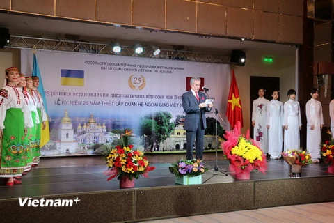 Đại sứ Việt Nam tại Ukraine Nguyễn Minh Trí phát biểu tại buổi lễ. (Ảnh: Dương Trí/TTXVN)
