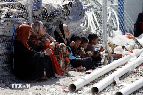 Người dân Iraq tại trại tị nạn Dibaga, ngoại ô Mosul. (Nguồn: EPA/TTXVN)