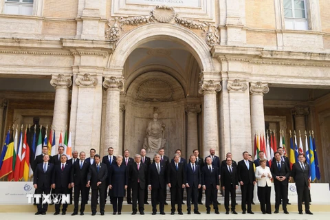Lãnh đạo các nước thành viên EU và giới chức liên minh chụp ảnh chung tại Hội nghị ở Rome. (Nguồn: EPA/TTXVN)