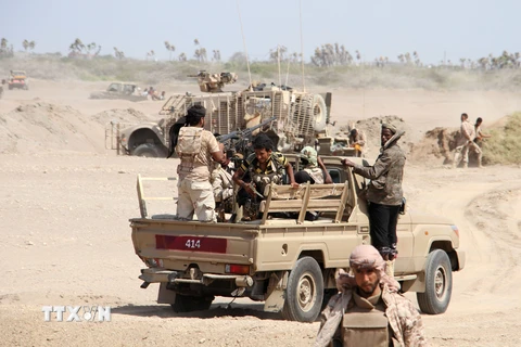 Lực lượng Chính phủ Yemen sau khi giành quyền kiểm soát phía Đông Nam thị trấn Mokha từ phiến quân Houthi. (Nguồn: AFP/TTXVN)