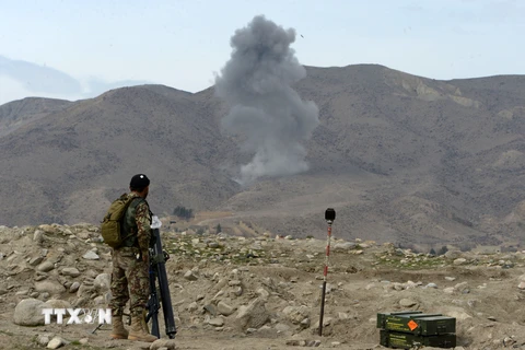 Khói bốc lên sau một đợt không kích trong một chiến dịch chống phiến quân IS ở tỉnh Nangarhar. (Nguồn: AFP/TTXVN)