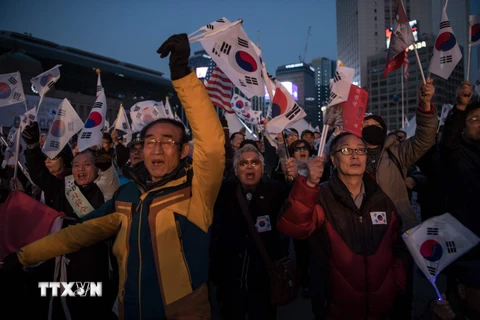 Người dân tiếp tục biểu tình tại thủ đô Seoul. (Nguồn: AFP/TTXVN)