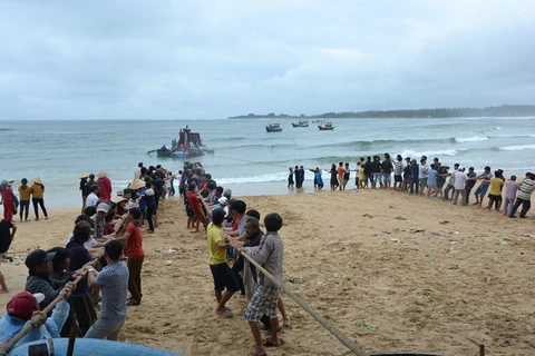 Hàng trăm người dân nỗ lực cứu tàu cá gặp nạn trên biển