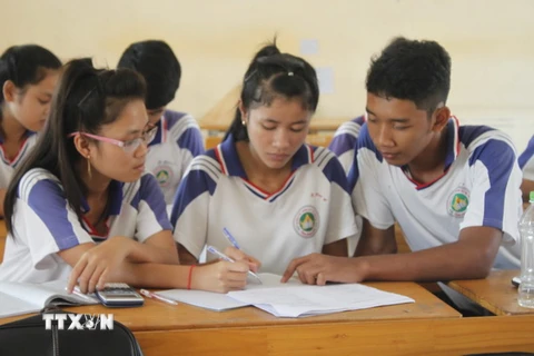 Học sinh trường Phổ thông dân tộc nội trú tỉnh Vĩnh Long tổ chức học nhóm để củng cố kiến thức. (Ảnh: Huỳnh Kim Phượng/TTXVN)