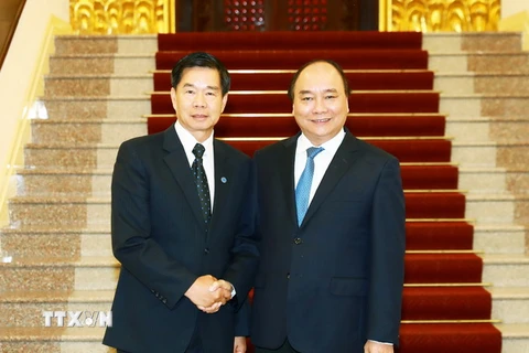 Thủ tướng Nguyễn Xuân Phúc tiếp Đô trưởng Thủ đô Vientiane Sinlavong Khoutphaythoune. (Ảnh: Thống Nhất/TTXVN)