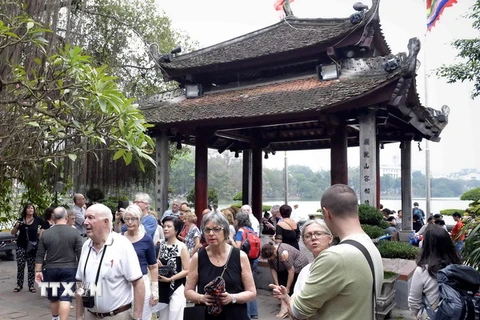Khách du lịch quốc tế tham quan đền Ngọc Sơn. (Ảnh: Thanh Hà/TTXVN)