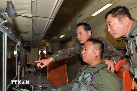 Tư lệnh Hải quân Hàn Quốc Um Hyun-seong (trái) thị sát cuộc tập trận đối phó với tên lửa Triều Tiên. (Nguồn: YONHAP/TTXVN)