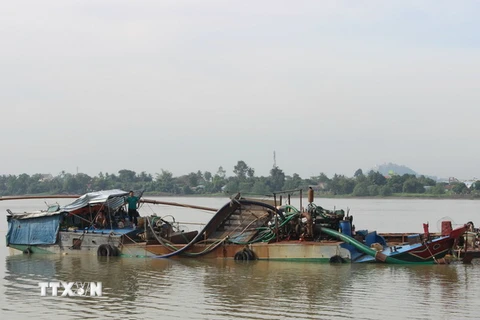 Bơm hút cát trái phép quy mô lớn trên sông Đồng Nai. (Ảnh: Sỹ Tuyên/TTXVN)