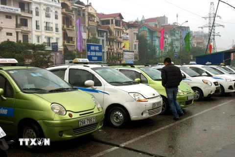Taxi tại bến xe Lương Yên. (Ảnh: Hoàng Hùng/TTXVN)