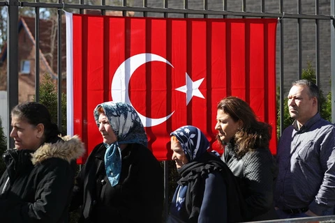 Công dân Thổ Nhĩ Kỳ sống ở Đức xếp hàng ngoài lãnh sự quán Thổ Nhĩ Kỳ ở Berlin để bỏ phiếu trong cuộc trưng cầu dân ý. (Nguồn: Getty Images)