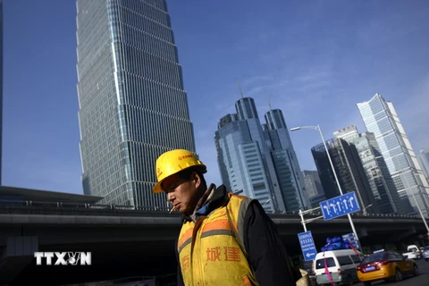 Một công trình đang được xây dựng tại Bắc Kinh, Trung Quốc. (Nguồn: AFP/TTXVN)