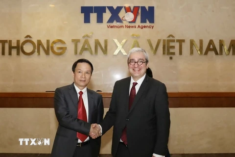 Tổng giám đốc TTXVN Nguyễn Đức Lợi tiếp ngài Emmanuel Hoog, Chủ tịch kiêm Tổng giám đốc điều hành hãng Thông tấn Pháp AFP. (Ảnh: Phương Hoa/TTXVN)