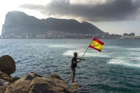 Một ngư dân cầm cờ Tây Ban Nha trong một cuộc biểu tình ở Vịnh Gibraltar. (Nguồn: AFP)