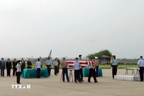 Một lễ hồi hương hài cốt quân nhân Hoa Kỳ mất tích trong chiến tranh ở Việt Nam. (Ảnh: Doãn Tấn/TTXVN)