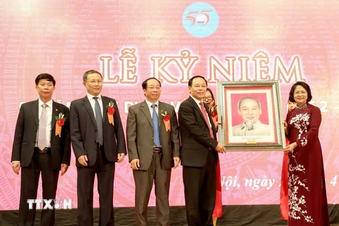 Phó Chủ tịch nước Đặng Thị Ngọc Thịnh tặng bức tranh chân dung Chủ tịch Hồ Chí Minh cho Học viện Báo chí và Tuyên truyền. (Ảnh: Anh Linh/TTXVN)