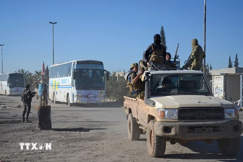 Đoàn xe đưa người dân Syria sơ tán đến thị trấn al-Bab, miền Bắc Syria. (Nguồn: AFP/TTXVN)