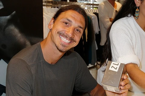 Tiền đạo người Thụy Điển Zlatan Ibrahimovic và dòng nước hoa mới ra mắt. (Nguồn: .dailymail.co.uk)