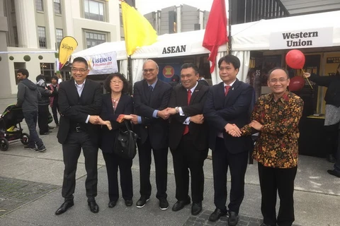 Đại sứ các nước Asean tại New Zealand chụp ảnh lưu niệm trước khai mạc Lễ hội chợ đêm 2017. (Nguồn: Đại sứ quán Việt Nam ở New Zealand​)