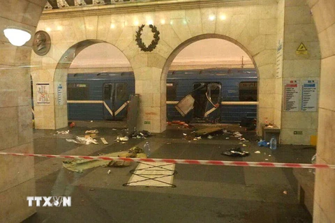 Hiện trường vụ nổ tại ga tàu điện ở St. Petersburg. (Nguồn: EPA/TTXVN)