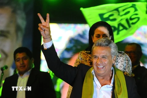 Ông Lenin Moreno vui mừng sau khi kết quả sơ bộ được công bố. (Nguồn: AFP/TTXVN)