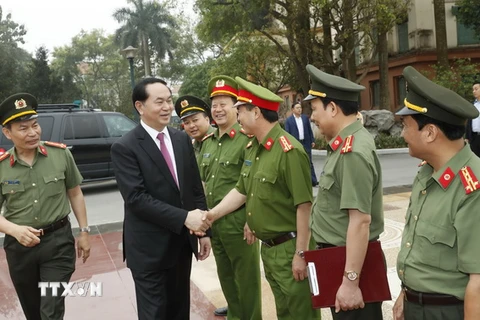 Chủ tịch nước Trần Đại Quang đến thăm và nói chuyện với cán bộ, chiến sỹ Công an tỉnh Phú Thọ. (Ảnh: Nhan Sáng/TTXVN)