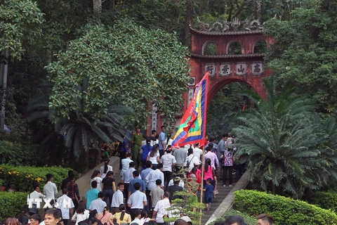 Đông đảo du khách thập phương về dự Giỗ tổ Hùng Vương, Lễ hội đền Hùng 2017. (Ảnh: Quốc Khánh/TTXVN)