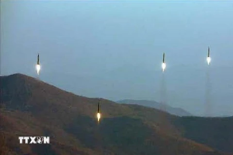 Tên lửa được phóng lên trong cuộc diễn tập của các đơn vị pháo binh thuộc Lực lượng chiến lược của Quân đội Nhân dân Triều Tiên. (Nguồn: YONHAP/TTXVN)