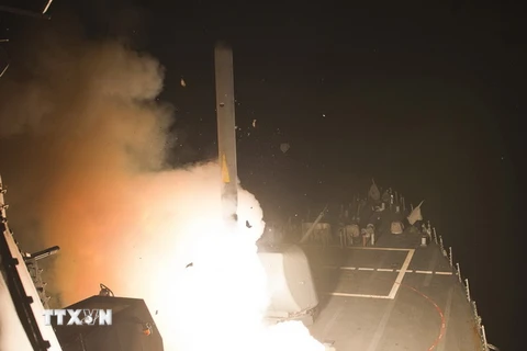 Tên lửa hành trình Tomahawk được phóng từ tàu USS Arleigh Burke (DDG 51) của Mỹ. (Nguồn: AFP/TTXVN)