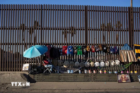 Hàng rào biên giới Mỹ-Mexico ở Mexicali, Tây Bắc Mexico. (Nguồn: AFP/TTXVN)