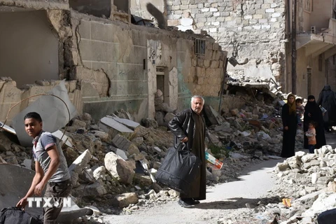 Người dân Syria sơ tán do chiến sự, quay trở về Myassar, vùng lân cận thành phố Aleppo. (Nguồn: AFP/TTXVN)