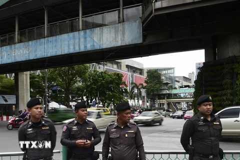 Cảnh sát làm nhiệm vụ ở khu vực gần Đền Erawan, Bangkok. (Nguồn: AFP/TTXVN)