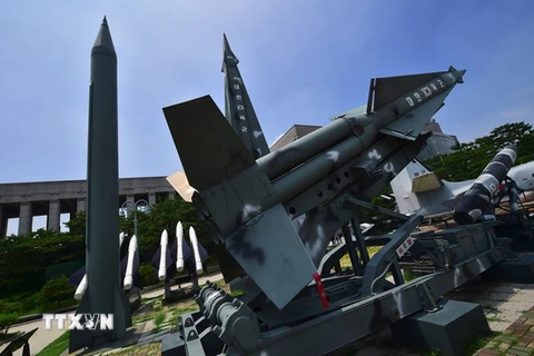 Mô hình tên lửa đạn đạo Scud-B của Triều Tiên (bên trái) được trưng bày tại Viện bảo tàng tưởng niệm cuộc chiến tranh Triều Tiên ở Seoul. (Nguồn: AFP/TTXVN)