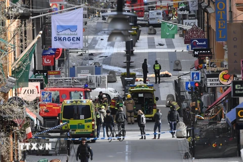 Lực lượng an ninh làm nhiệm vụ tại hiện trường vụ tấn công ở Stockholm ngày 7/4. (Nguồn: EPA/TTXVN)