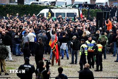 Cảnh sát Đức triển khai để trấn áp những người biểu tình quá khích ​theo chủ nghĩa bài ngoại. (Nguồn: AFP/TTXVN)
