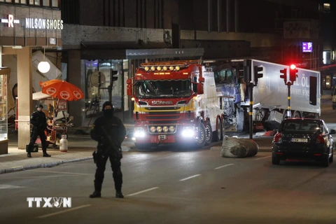 Lực lượng an ninh gác tại hiện trường chiếc xe tải bị đánh cắp để sử dụng cho vụ tấn công ở Stockholm. (Nguồn: AFP/TTXVN)