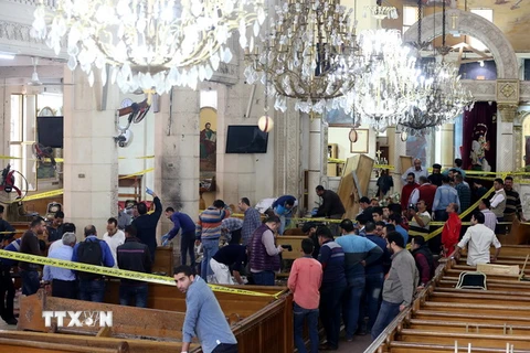 Nhân viên an ninh điều tra tại hiện trường vụ đánh bom tại nhà thờ ở Tanta. (Nguồn: EPA/TTXVN)