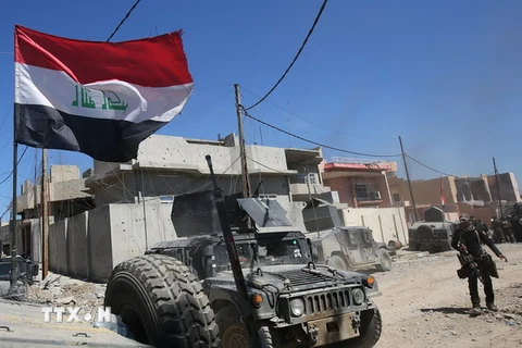 Các lực lượng chống khủng bố Iraq tiến vào Matahen, vùng lân cận thành phố Mosul, trong chiến dịch giành lại quyền kiểm soát thành phố này từ phiến quân IS. (Nguồn: AFP/TTXVN)
