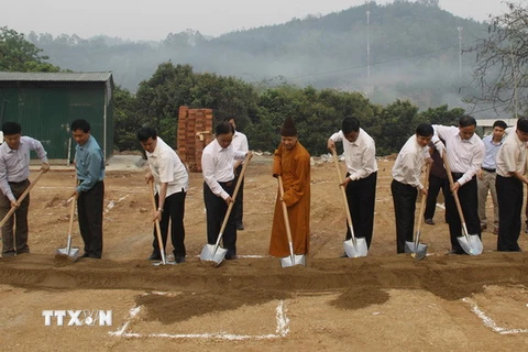 Lãnh đạo tỉnh Sơn La và các đại biểu động thổ xây dựng Nhà tưởng niệm các liệt sỹ Nhà tù Sơn La. (Ảnh: Nguyễn Hồng Cường/TTXVN)