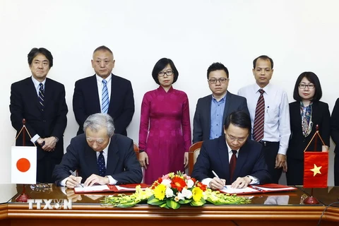 Tổng Giám đốc TTXVN Nguyễn Đức Lợi và Chủ tịch kiêm Tổng Biên tập Hãng Kyodo Masaki Fukuyama ký kết Biên bản ghi nhớ. (Ảnh: An Đăng/TTXVN)