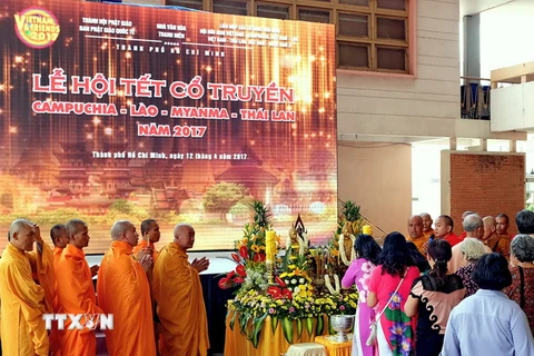 Đại diện Ban Phật giáo quốc tế, Thành hội Phật giáo cùng Ngoại giao đoàn 4 nước thực các nghi lễ truyền thống của các nước nhân dịp đầu năm mới tại lễ hội. (Ảnh: Thế Anh/TTXVN)
