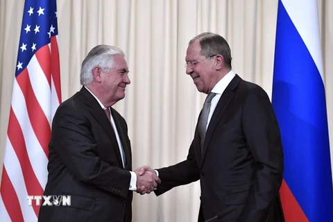 Ngoại trưởng Nga Sergei Lavrov (phải) và người đồng cấp Mỹ Rex Tillerson (trái) trong cuộc họp báo chung. (Nguồn: AFP/TTXVN)