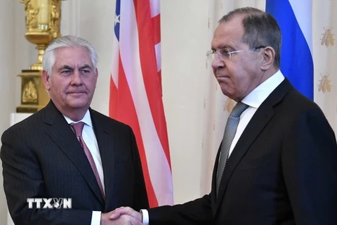 Ngoại trưởng Mỹ Rex Tillerson (trái) đã có cuộc hội đàm với người đồng cấp Nga Sergei Lavrov. (Nguồn: AFP/TTXVN)