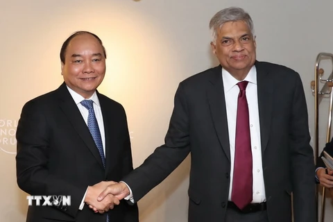 Thủ tướng Nguyễn Xuân Phúc gặp Thủ tướng Sri Lanka Ranil Wickremesinghe bên lề Hội nghị thường niên lần thứ 47 Diễn đàn Kinh tế Thế giới tại Davos tháng 1/2017. (Ảnh: Thống Nhất/TTXVN)